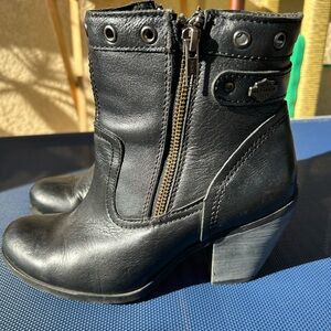 Genuine, black Harley Davidson boot.
